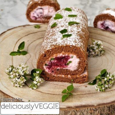 Vegane Schokoladen-Biskuitrolle mit einer Minze-Kirschcreme à la Schwarzwälder-Kirsch-Roulade - Rezeptidee von deliciouslyVEGGIE - 